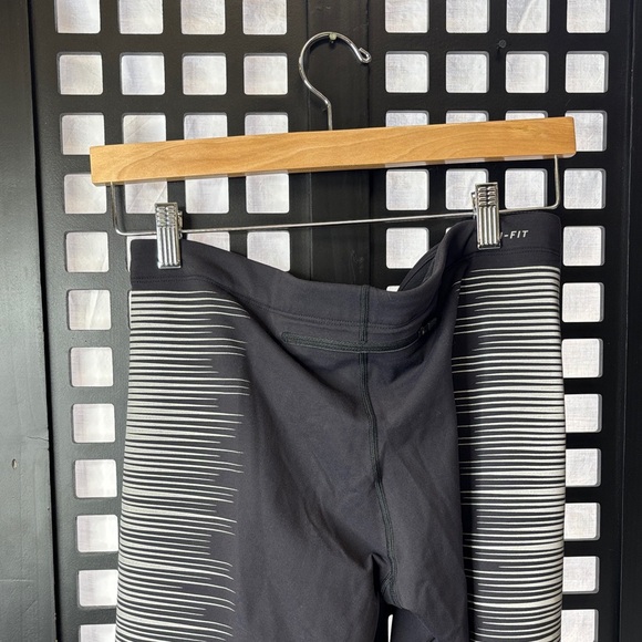🖤 Nike Dri-FIT/Stay Warm Leggings Black Gray Striped Women NWT Stretch 🖤 - Picture 7 of 17